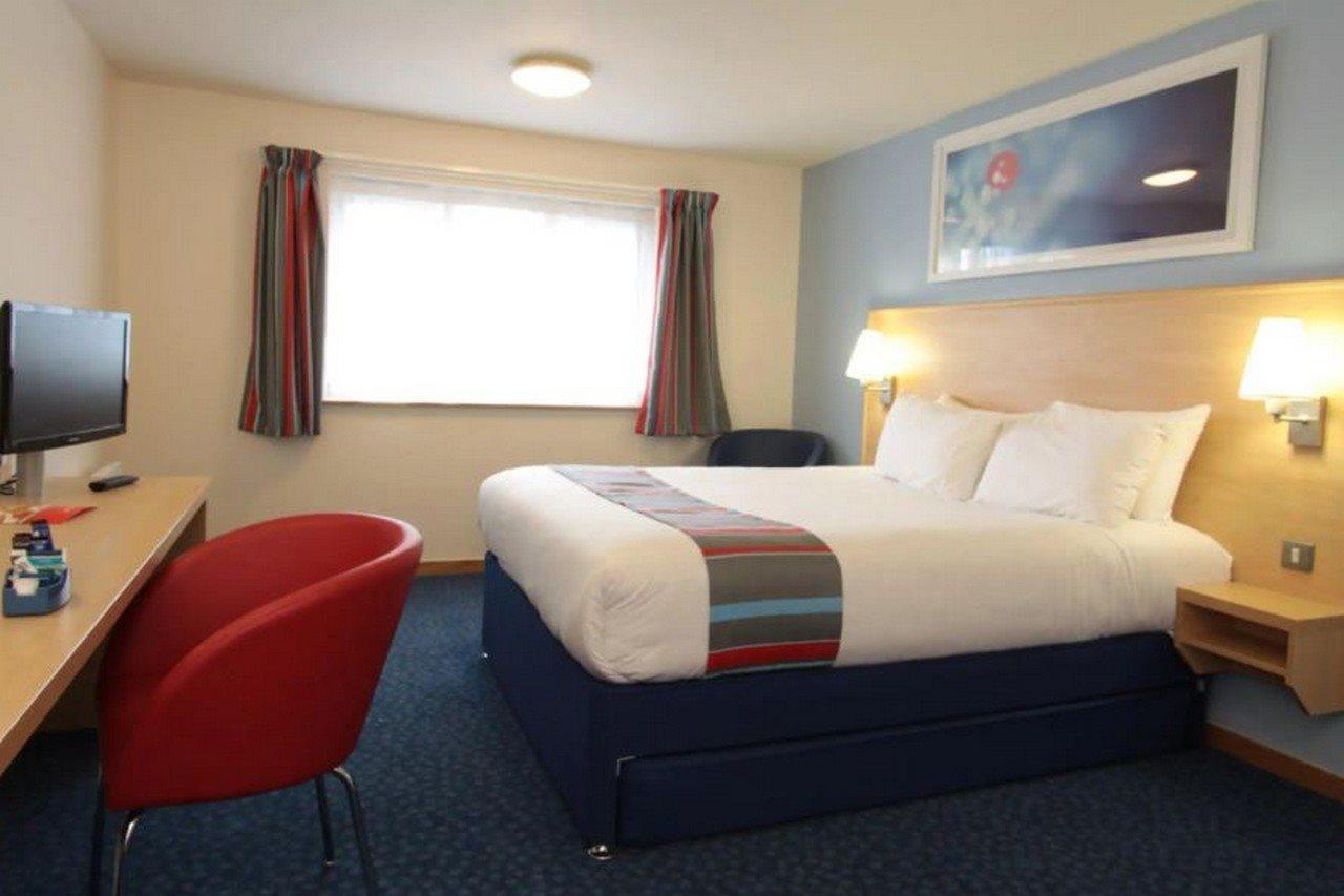 Travelodge London Feltham Bagian luar foto