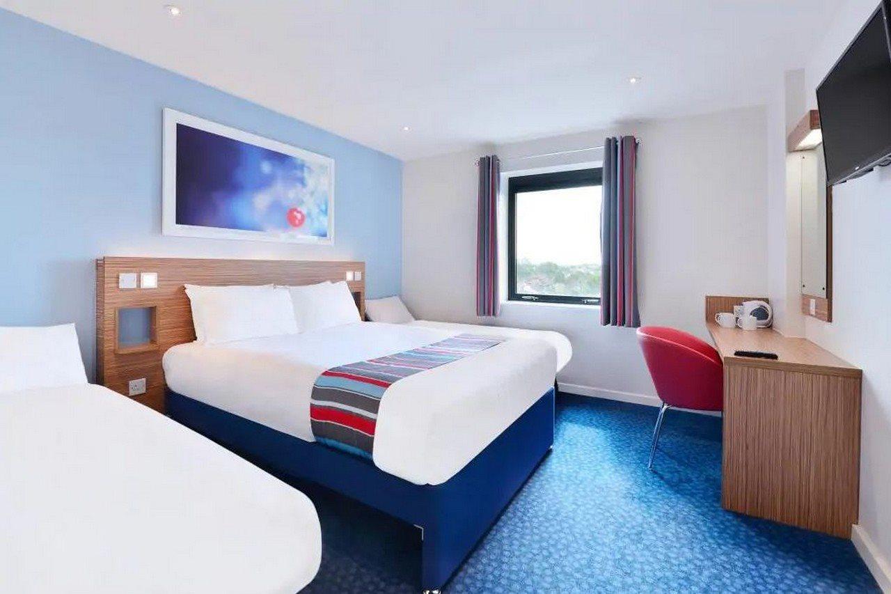Travelodge London Feltham Bagian luar foto
