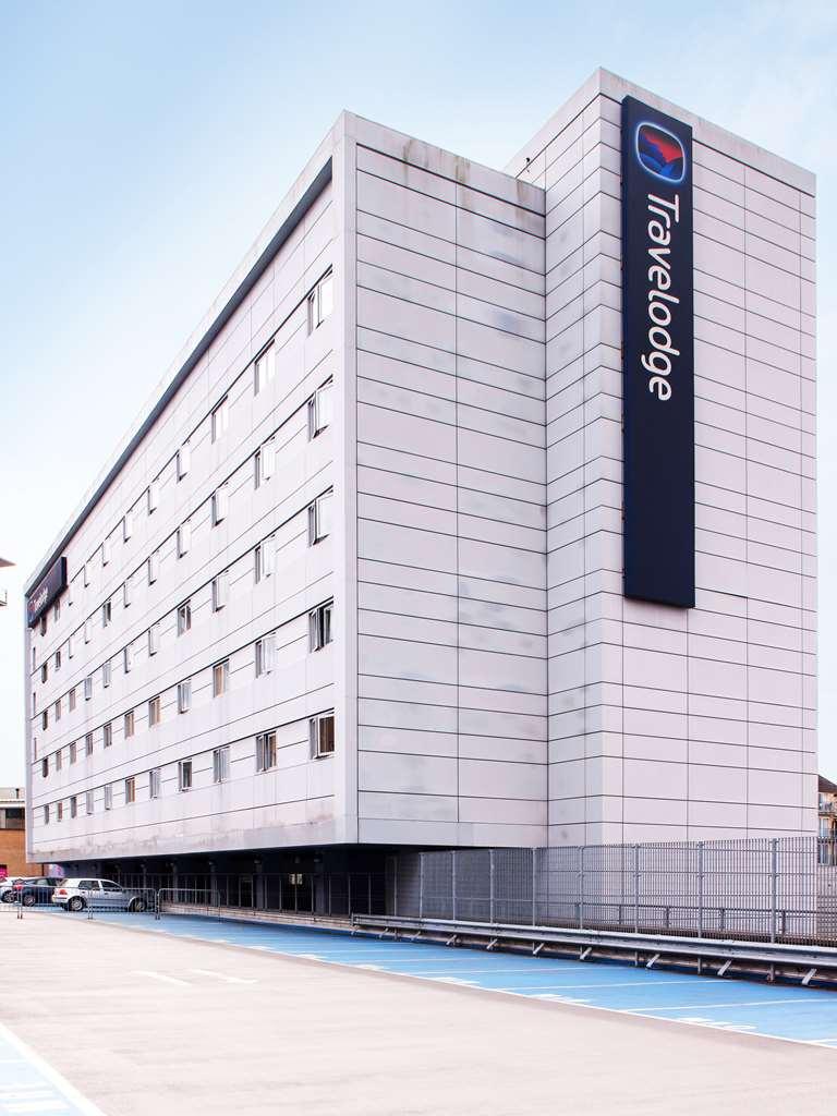Travelodge London Feltham Bagian luar foto
