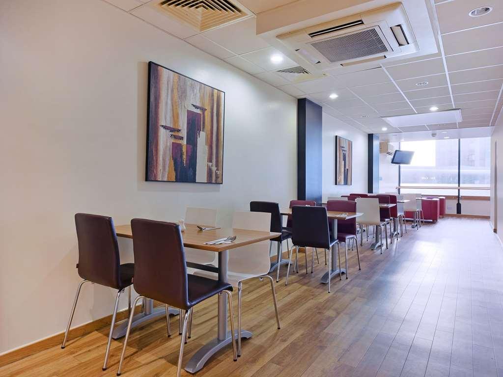Travelodge London Feltham Restoran foto