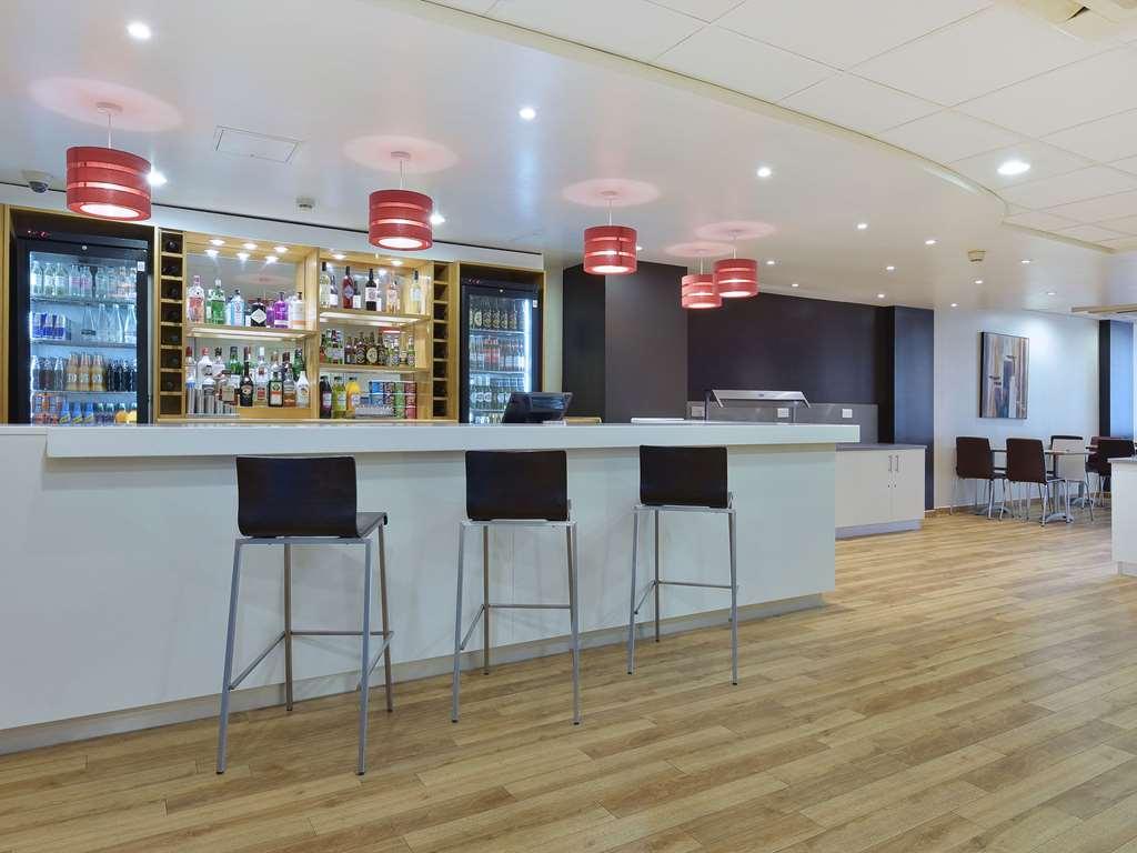 Travelodge London Feltham Restoran foto