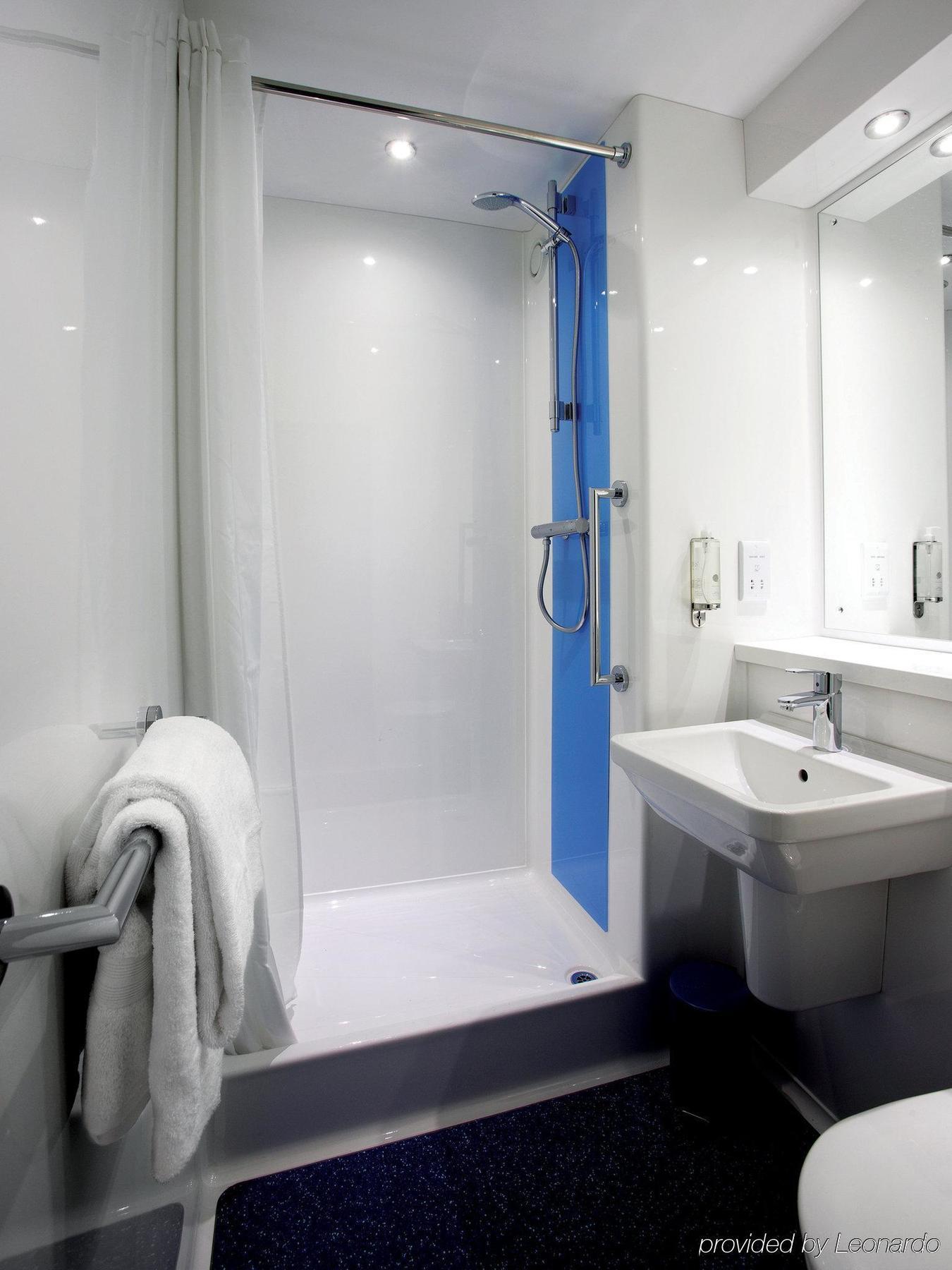 Travelodge London Feltham Bagian luar foto