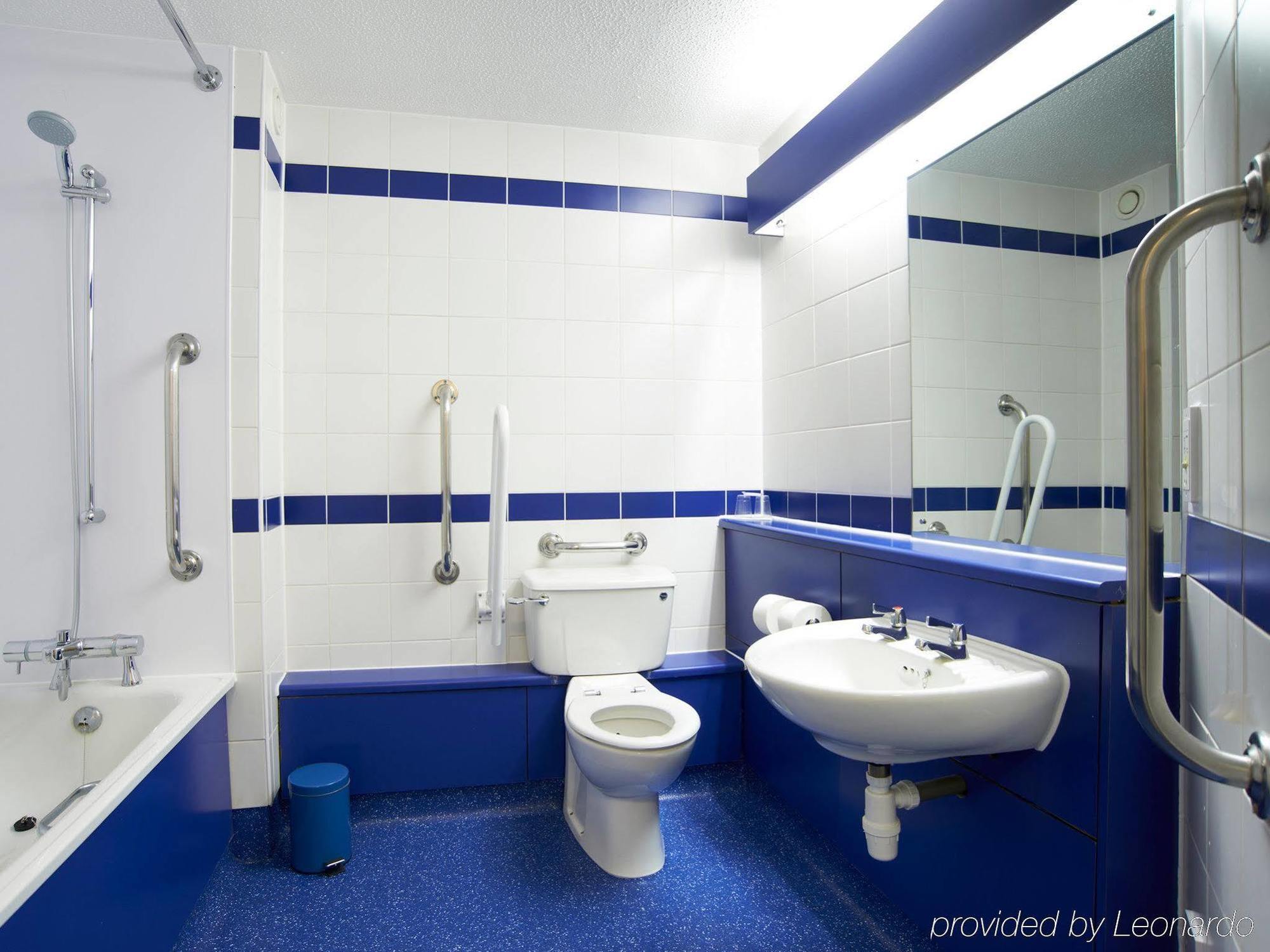 Travelodge London Feltham Bagian luar foto