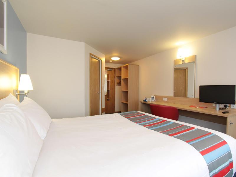 Travelodge London Feltham Bagian luar foto