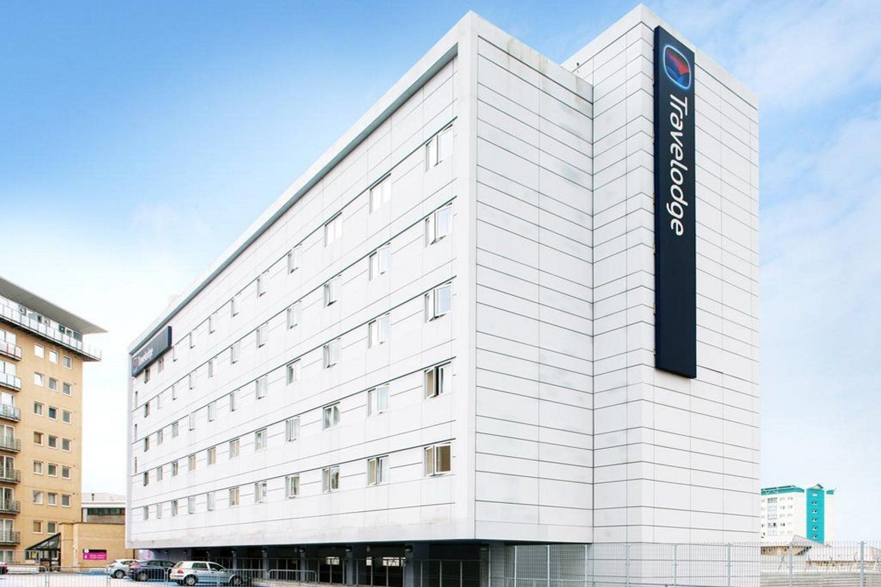 Travelodge London Feltham Bagian luar foto