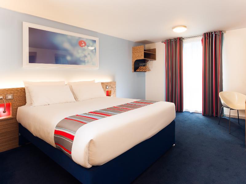 Travelodge London Feltham Bagian luar foto