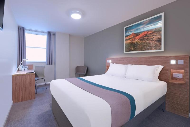 Travelodge London Feltham Bagian luar foto
